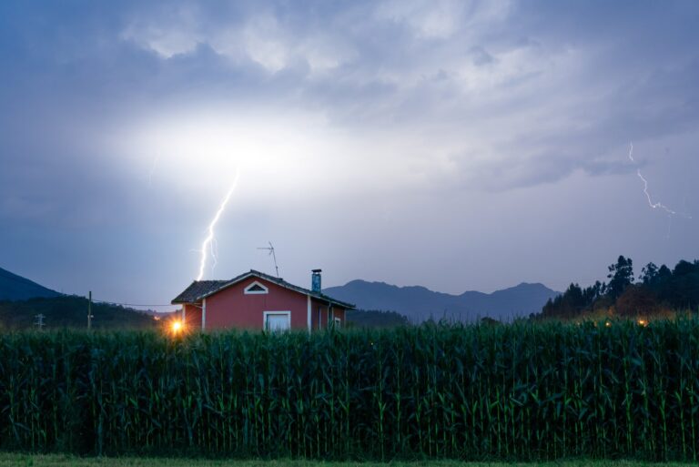 Jak skutecznie chronić budynki przed wyładowaniami atmosferycznymi