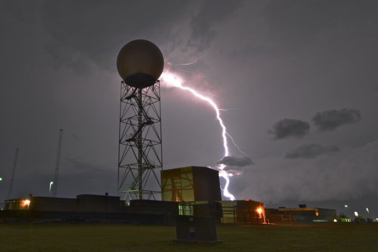 Jak skutecznie zabezpieczyć budynek przed wyładowaniami atmosferycznymi