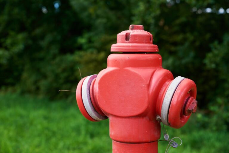 Jak dobrać i obsługiwać hydranty przeciwpożarowe w budynkach