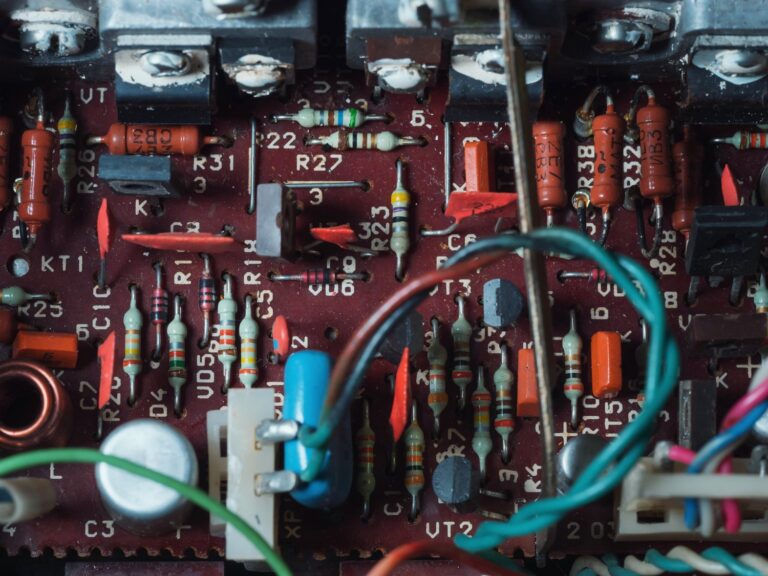 Jak rozwiązać problemy z regulatorami napięcia?