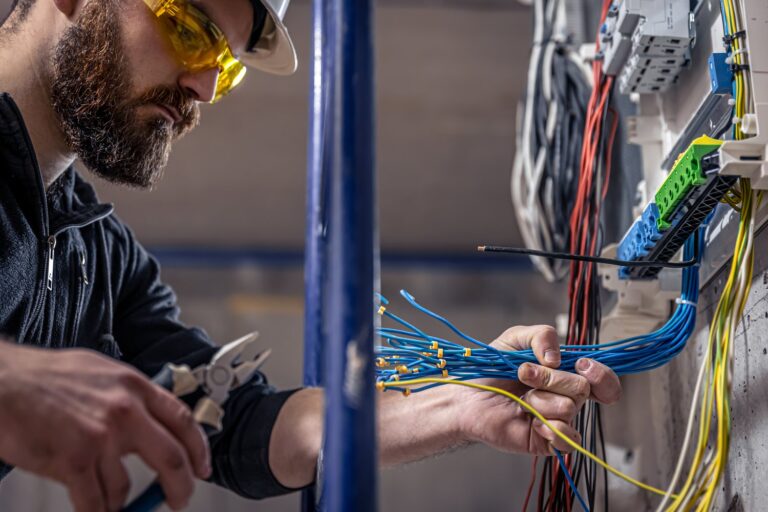 Profesjonalne porady dla instalacji elektrycznych i hydraulicznych w budownictwie