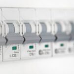 Jak poradzić sobie z problemem przepięć w instalacjach przemysłowych?
