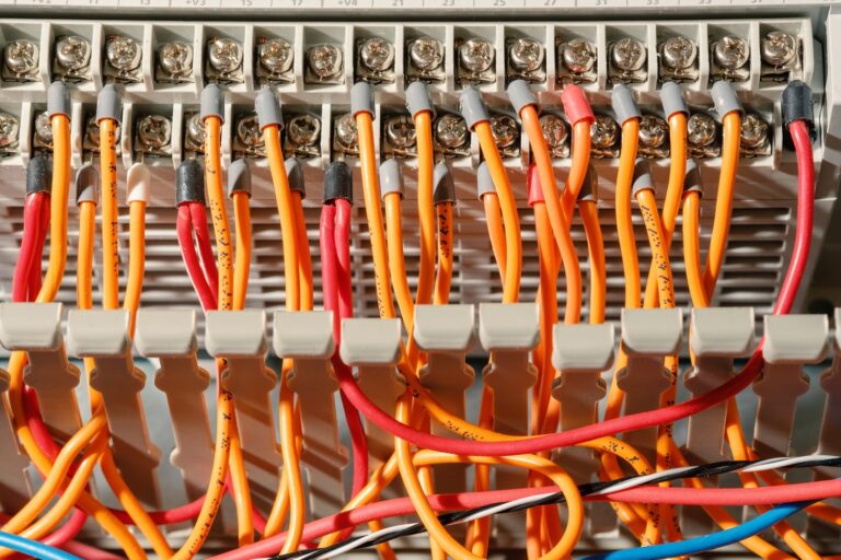 Jak wybrać odpowiednie rozwiązania do instalacji elektrycznych w budynkach