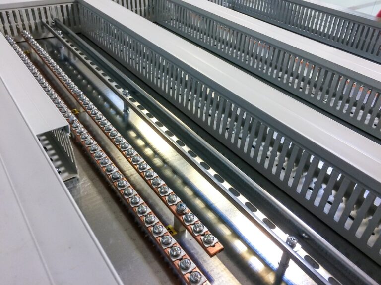 Kompleksowy przewodnik po trasach kablowych i płaskownikach aluminiowych