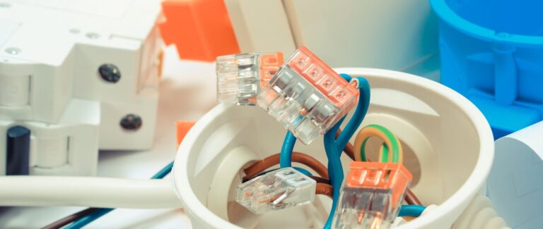 Jak rozwiązać problem przebić elektrycznych w starej instalacji domowej?