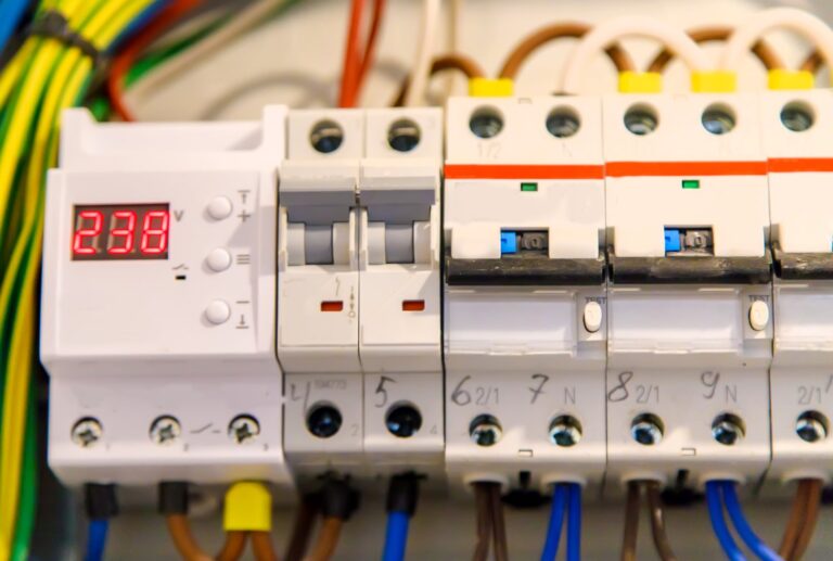 Jak wybrać odpowiednie zabezpieczenia elektryczne dla Twojego domu