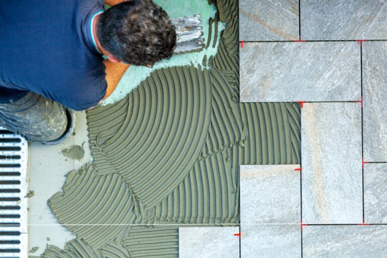 Wybór i montaż płytek ceramicznych w pomieszczeniach mieszkalnych