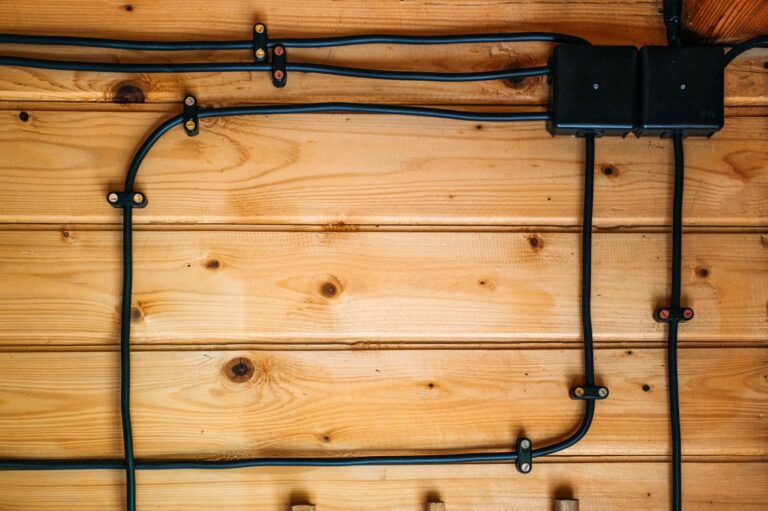 Profesjonalne mocowania dla trwałych instalacji elektrycznych i hydraulicznych
