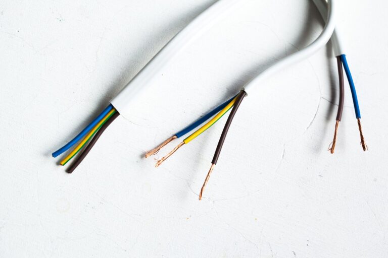 Jaka jest różnica między przewodem a kablem elektrycznym