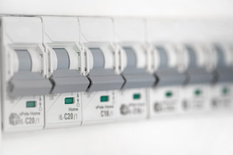 Dlaczego kuchenka elektryczna wybija bezpieczniki