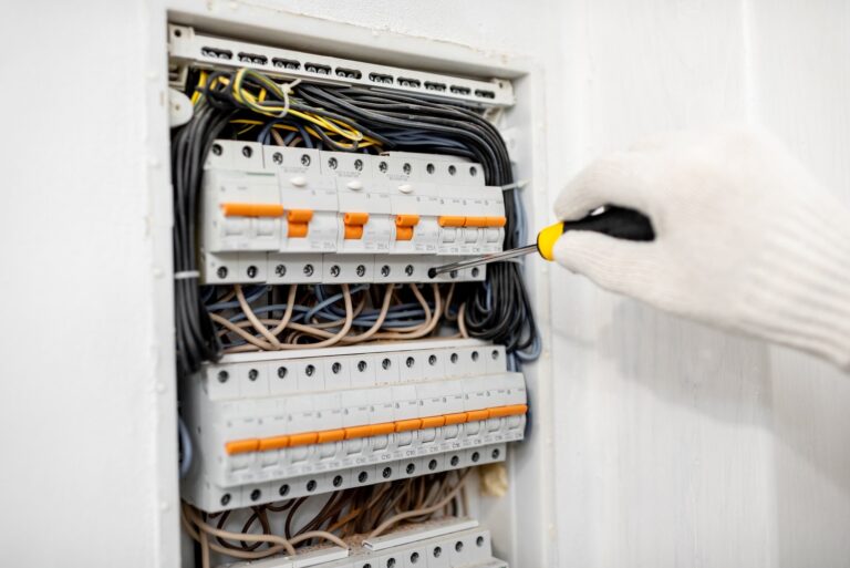 Jak rozpoznać przeciążenie instalacji elektrycznej w domu jednorodzinnym