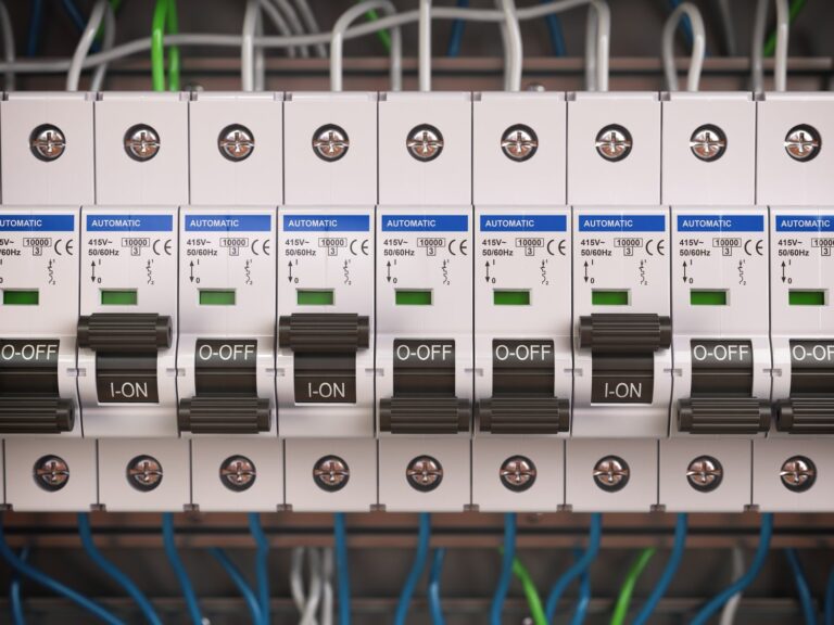 Kompleksowy przewodnik po wyłącznikach różnicowoprądowych dla instalacji elektrycznych