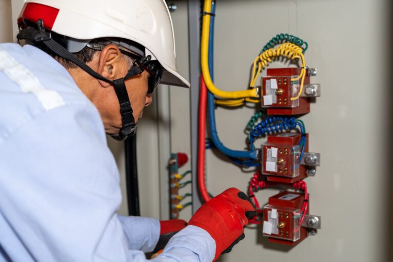 Zwiększ bezpieczeństwo instalacji elektrycznych dzięki odpowiednim zabezpieczeniom
