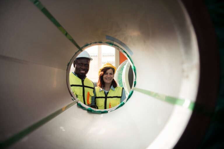 Co powoduje bulgotanie w rurach kanalizacyjnych podczas spuszczania wody