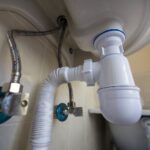 Co powoduje bulgotanie w rurach po spłukaniu toalety