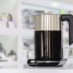 Co powoduje ciemnienie wody w czajniku elektrycznym