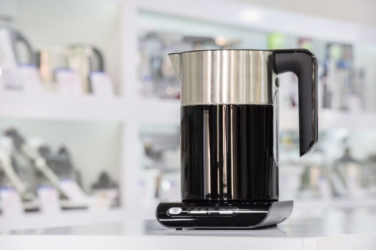 Co powoduje ciemnienie wody w czajniku elektrycznym