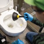 Co powoduje hałas w spłuczce podczas napełniania