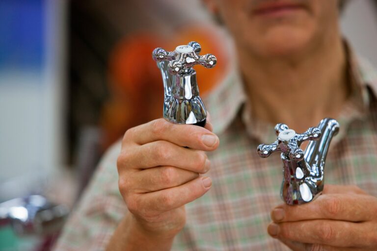 Co powoduje nieprzyjemny zapach przy odkręcaniu kranu