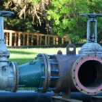 Co powoduje świszczący dźwięk w instalacji wodnej podczas otwierania kranu