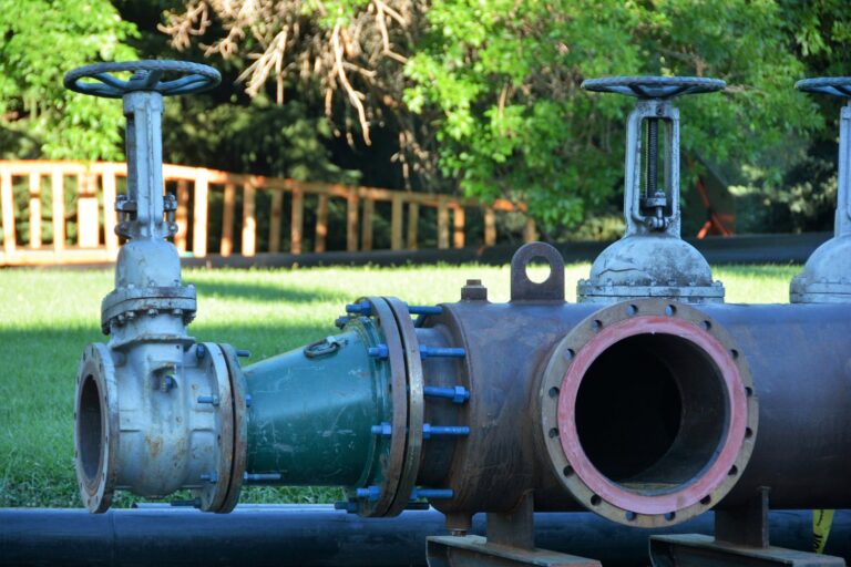 Co powoduje świszczący dźwięk w instalacji wodnej podczas otwierania kranu