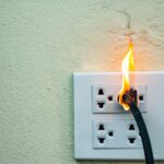 Dlaczego gniazdko elektryczne czasami iskrzy przy włączaniu urządzeń