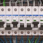 Dlaczego instalacja elektryczna często wyłącza prąd w całym mieszkaniu