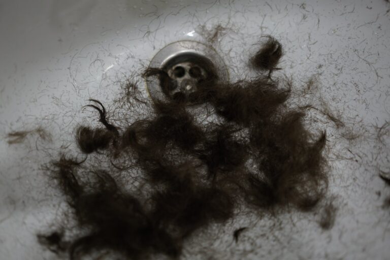 Dlaczego odpływ w wannie wolno odprowadza wodę