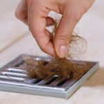 Jak naprawić zatkany odpływ w prysznicu metodami domowymi