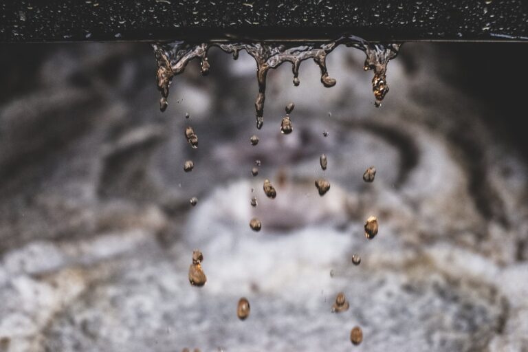 Jak rozpoznać przeciek w rurze wodociągowej pod posadzką