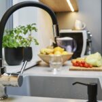 Jak wybrać funkcjonalne rozwiązania sanitarne do domu i kuchni