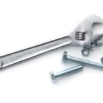 Jak wybrać odpowiedni klucz francuski do prac hydraulicznych i elektrycznych