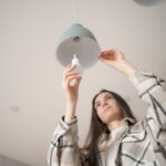 Jak wymienić przepaloną żarówkę w trudno dostępnej lampie