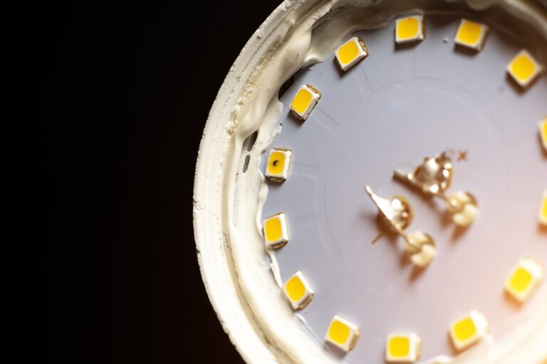 Co powoduje mruganie oświetlenia LED w całym mieszkaniu