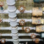 Co powoduje nieprzyjemny odgłos w rurach po zamknięciu zaworu głównego