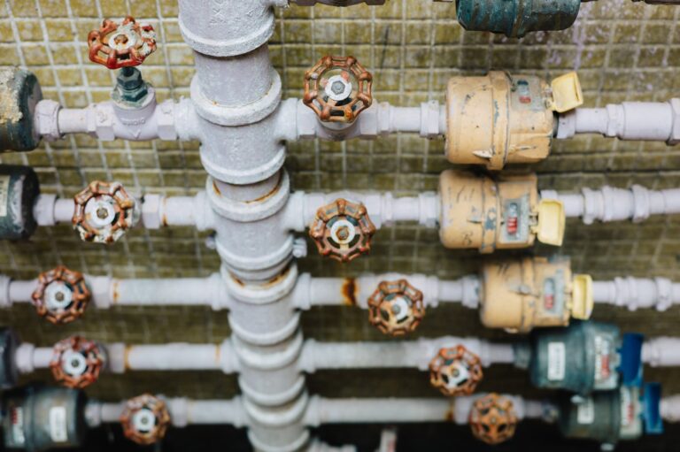 Co powoduje nieprzyjemny odgłos w rurach po zamknięciu zaworu głównego