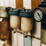 Co powoduje słaby przepływ wody w całym domu