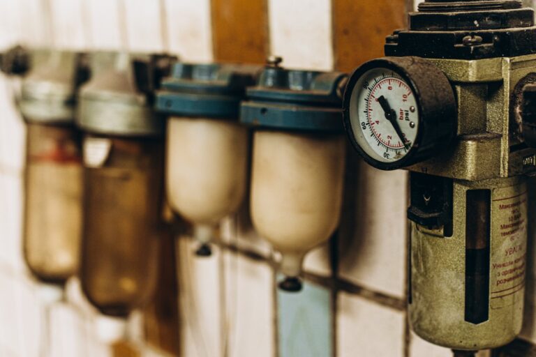 Co powoduje słaby przepływ wody w całym domu