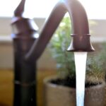 Co powoduje słaby strumień ciepłej wody tylko w kuchni