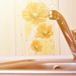 Co robić gdy z kranu leci żółtawa woda