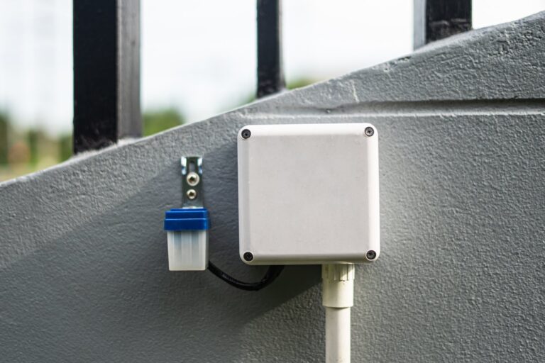 Dlaczego oświetlenie automatycznie się włącza w dzień