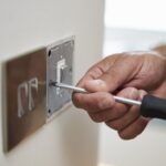 Jak naprawić niedziałający włącznik schodowy