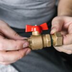 Jak naprawić zablokowany zawór odcinający wodę