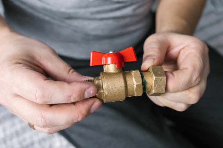 Jak naprawić zablokowany zawór odcinający wodę