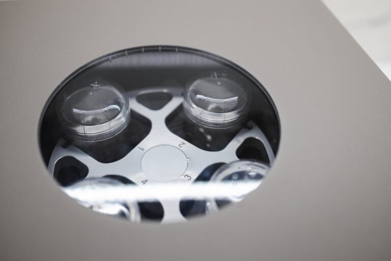 Jak naprawić zatkaną kratkę wentylacyjną w łazience