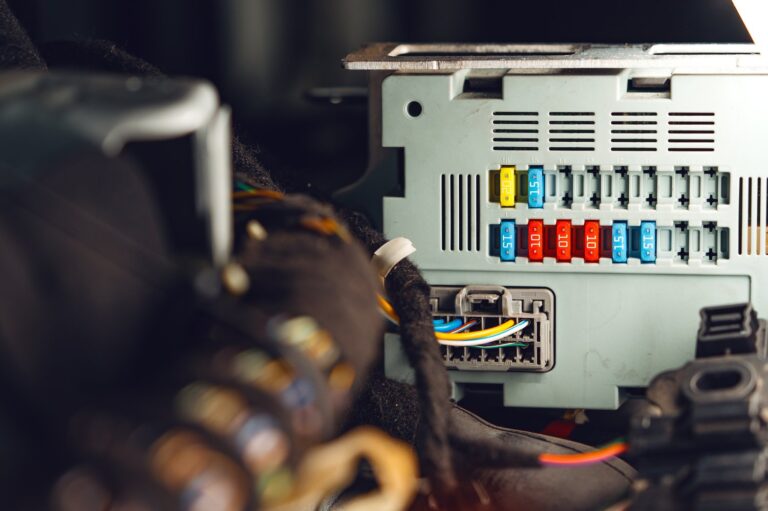 Jak rozpoznać przepalony bezpiecznik w skrzynce elektrycznej