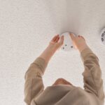 Jak rozpoznać zużytą baterię w czujniku dymu