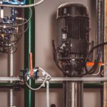 Jak wybrać odpowiednie elementy do instalacji hydraulicznych w przemyśle