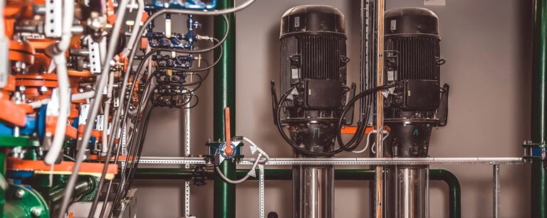 Jak wybrać odpowiednie elementy do instalacji hydraulicznych w przemyśle