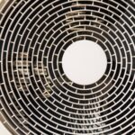 Co powoduje nieregularną pracę wentylatora w łazience